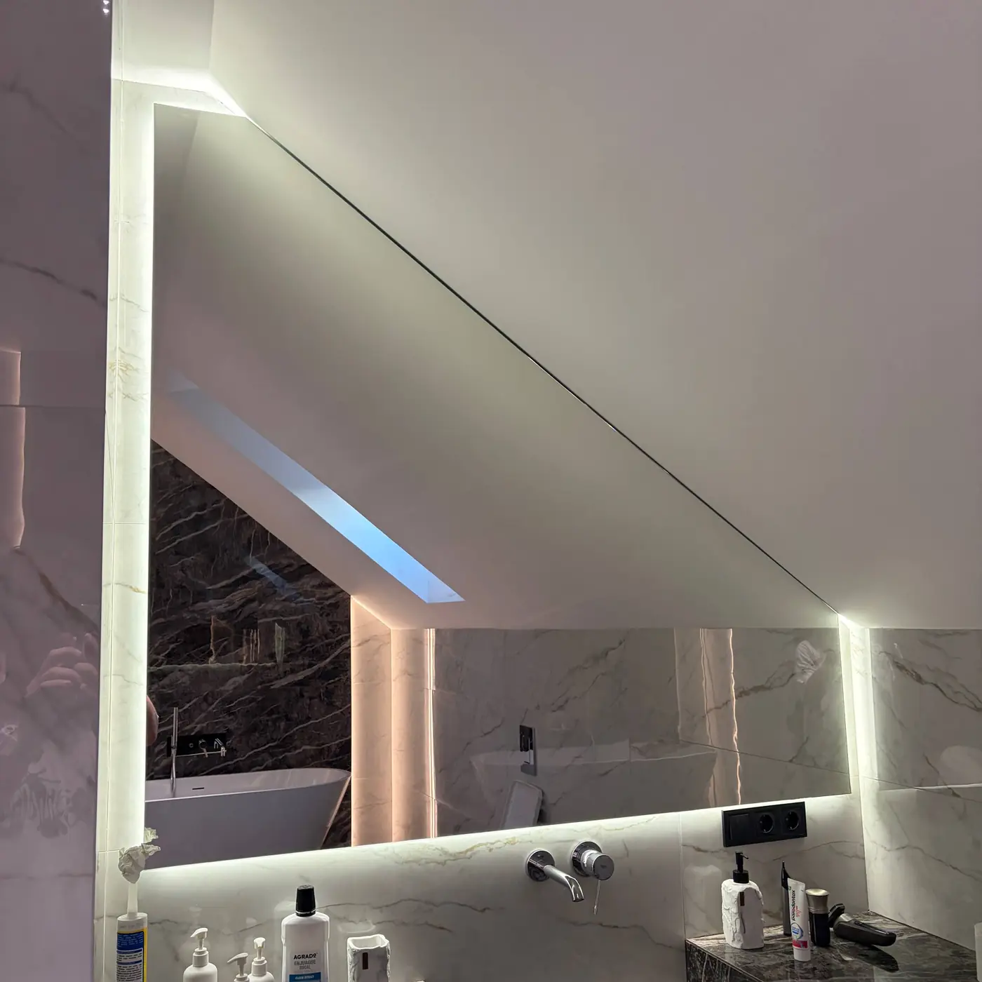 Велике LED-дзеркало у ванній